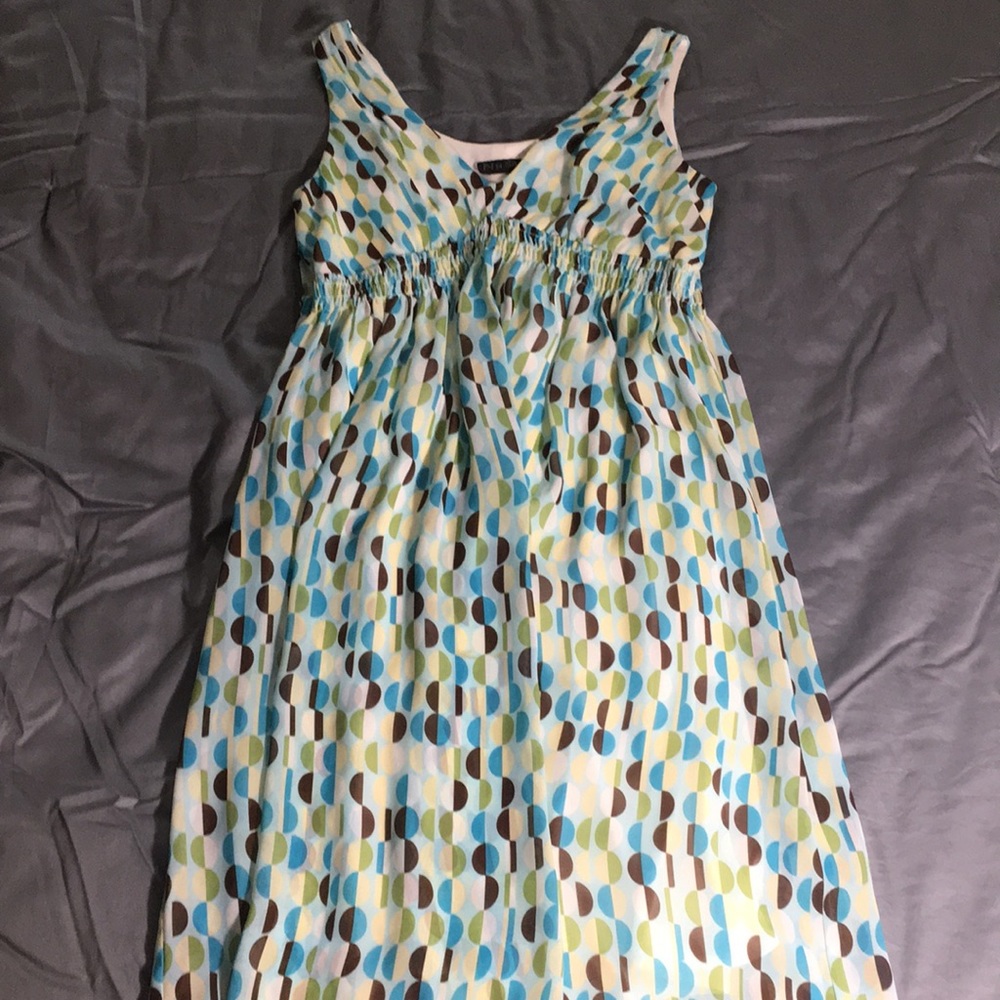 Sleeveless v-neck dress